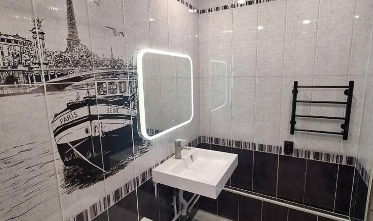 Черно-белый глянец: стильная отделка ванной комнаты панелями ПВХ