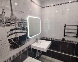 Черно-белый глянец: стильная отделка ванной комнаты панелями ПВХ