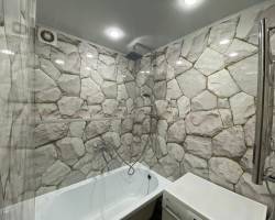 ПВХ-панели под камень и кирпич в оформлении ванной: стиль, функциональность и простота установки