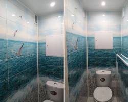 Отделка туалета в морской тематике с использованием пластиковых панелей