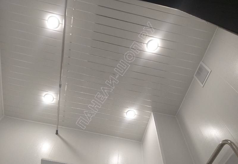 Классификация пластиковых панелей для потолка