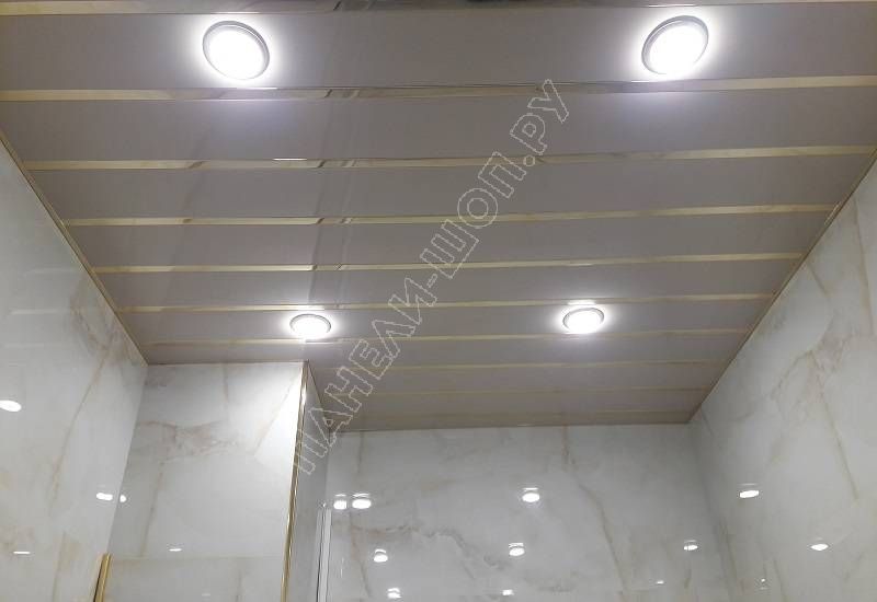 Потолок в ванной из алюминиевых панелей