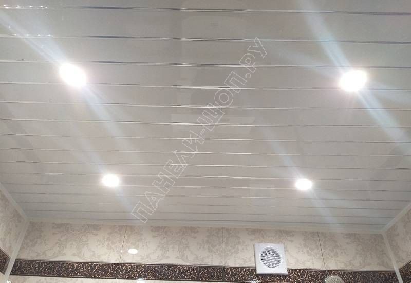 Пластиковые панели для отделки потолка в помещении