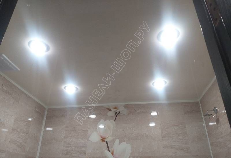 Делаем потолок из пластиковых панелей в ванной – пример с фото